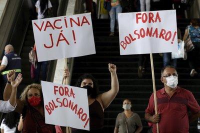 Carteles de "¡Vacuna ya!" y "¡Fuera Bolsonaro" (en portugués) durante una protesta contra la gestión de Bolsonaro
