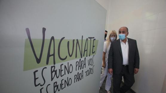 Manzur durante su recorrido por el Vacunatorio de Famaillá