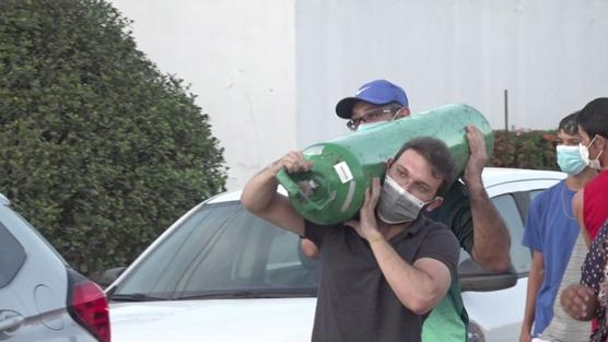 Familiares acarrean un tubo de oxígeno ayer en Manaos