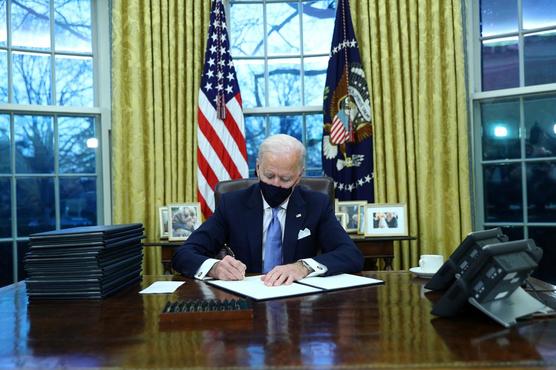 Biden firma los decretos