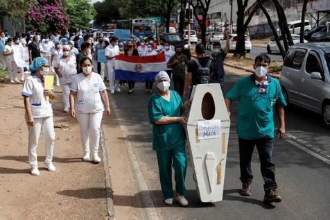 Una marcha de médicos y sanitaristas contra la gestión de la pandemia del gobierno de Paraguay (foto: ANSA)