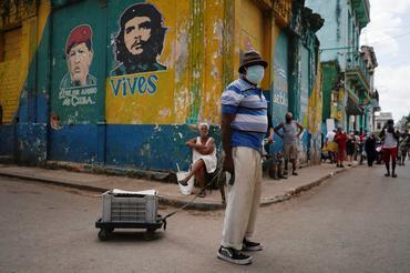Arregla ventiladores en una esquina de La Habana