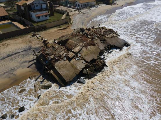 Hotel caida ante el  avance del mar permanecen en la playa de Atofona, estado de Rio de Janeiro