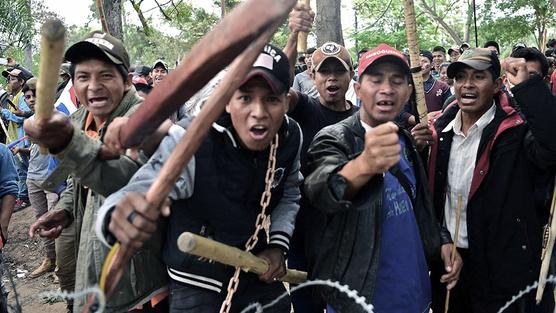 Campesinos hacen huelga en las puertas del congreso en Asunción