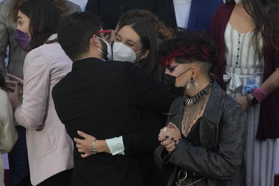 Boric, abraza a la primera dama Irina Karamanos durante una ceremonia por el Día Internacional de la Visibilidad Transgénero