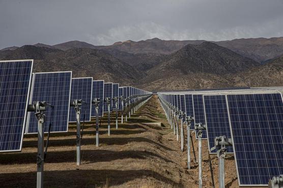 Paneles solares son vistos en la planta de energía solar de Quilapilún, en Colina, Chile