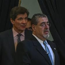 Arévalo y el subsecretario de Estado para Crecimiento Económico, Energía y Medioambiente de EEUU, José W. Fernández - AFP